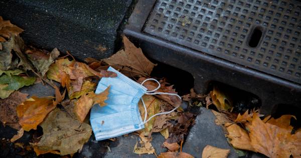 Mondkapjes worden 'zwerfkapjes': zorgen om groeiende berg mondmaskers op straat - Tubantia
