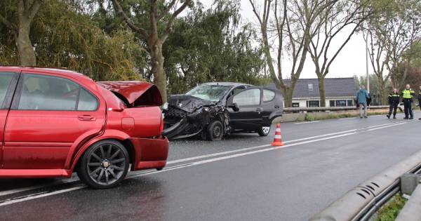 Persoon gewond geraakt en verkeer ontregeld door ongeval N228 bij Haastrecht.