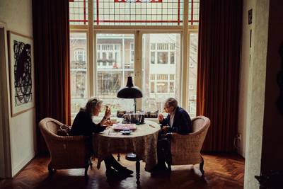 Met Remco aan de scrabble-tafel. 'Als je met een stok rondloopt, mag je vóóraan in de tram uitstappen. Maar voor de rest is er niks aan, aan dat hele oud worden.'