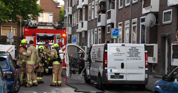Voertuigbrand in Deensestraat: Mogelijk brandstichting.