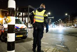 Man steekt agent in gezicht bij controle avondklok in Groningen: ‘Levensgevaarlijk verwond’