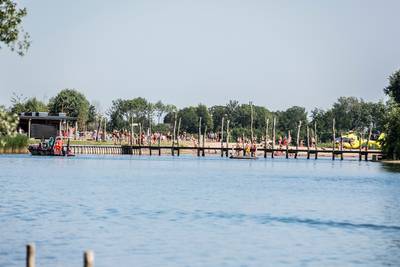 Jongen gewond door sprong in ondiep water, traumaheli landt op strand
