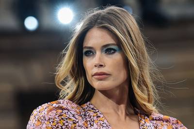 Doutzen roept vrijdag uit tot selfie-dag, Dotan geniet van het zonnetje