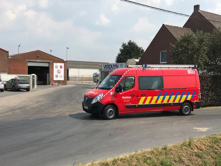 De hulpdiensten op post aan de ingang.