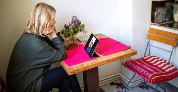 Kijken mag, aanraken niet: relatie-experte Rika Ponnet deelt haar beste tips om te daten in tijden van ‘sociale lockdown’