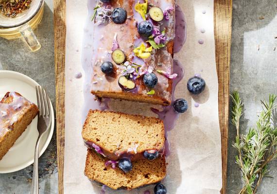 Zó maak je een heerlijk smeuïge rooibos-honingcake met lavendelglazuur