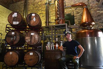 Leon van Welie maakt eigen borrel of likeur van restfruit