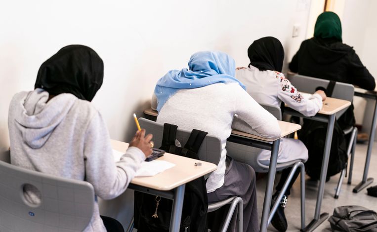 Kinderen in de les op het Cornelius Haga Lyceum in Amsterdam.  Beeld Freek van den Bergh