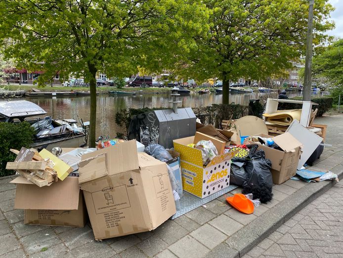 Veel afval naast de bakken op de Amstelkade, een maand geleden.