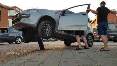 Automobilist parkeert auto op paaltje