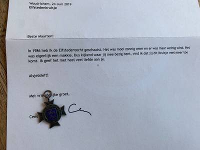 Gulle gever staat Elfstedenkruisje af aan Maarten van der Weijden: ‘Enorm bijzonder’