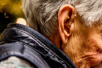 'Poging doodslag': kleinzoon (24) duwt oma (83) van trap bij ruzie