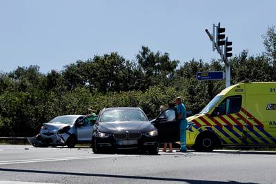 Bestuurder gewond bij aanrijding op oprit naar A73 bij Haps