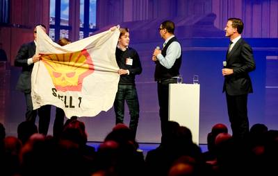 SP-jongeren met anti-Shellvlag op podium bij congres VVD