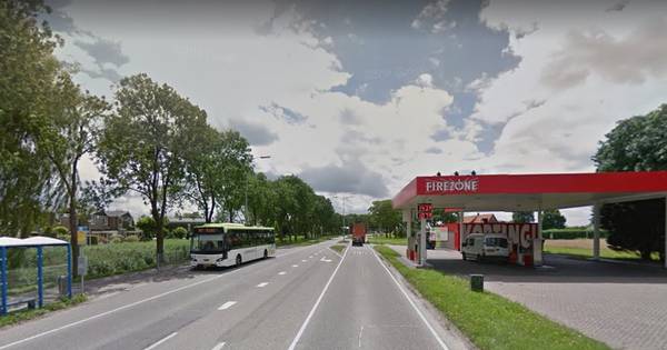 Strooiwagen in actie tegen smeltend asfalt | Hoeksche Waard - AD.nl