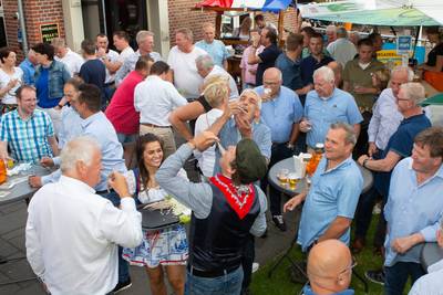 Toch haringparty in Deurningen, verdeeld over vijf terrassen, én online