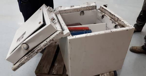 Politie plukt drietal van de A50 dat rondrijdt met gestolen kluis vol spullen