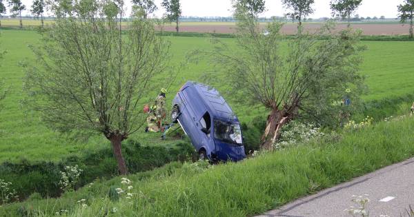 Bestelauto belandt in sloot bij Poortvliet, bestuurder door brandweer bevrijd