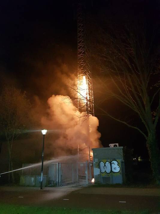 Brand in zendmast in centrum van Nuenen | 112 en misdaad | ed.nl