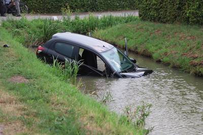 Auto belandt in sloot na botsing in Dreumel