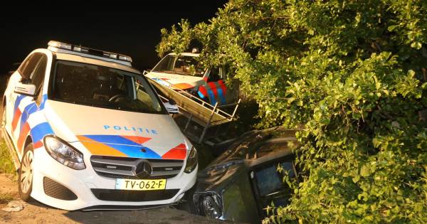 Spectaculaire achtervolging door de politie eindigt in de sloot bij Velddriel - BD.nl