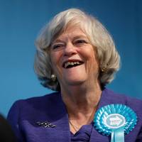 Moord jaagt schokgolf door Verenigd Koninkrijk: wie was de flamboyante politica Ann Widdecombe (78)?
