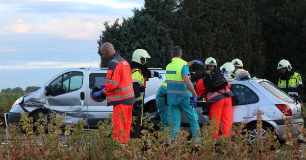 N264 tussen Uden en St. Hubert enige tijd dicht door ongeval tussen auto en busje