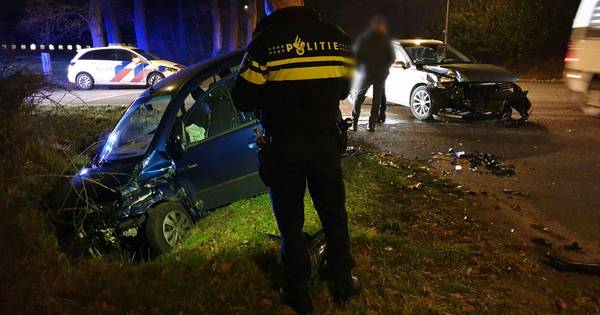 Vrouw gewond naar het ziekenhuis na aanrijding tussen drie autos in Enschede.