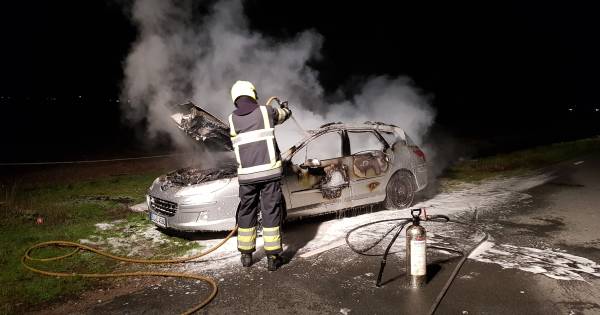 Auto met Duits kenteken in brand bij Maasbommel
