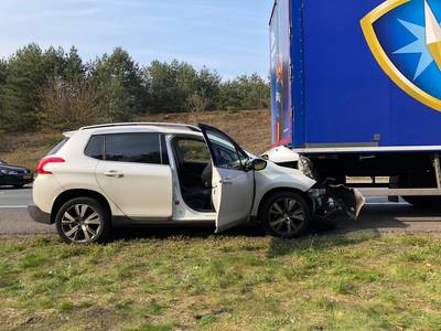 Chaos op A12 door auto die vrachtwagen ramt: 16 kilometer file