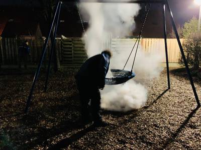 Handhavers blussen brandende schommel in speeltuin Bennekom