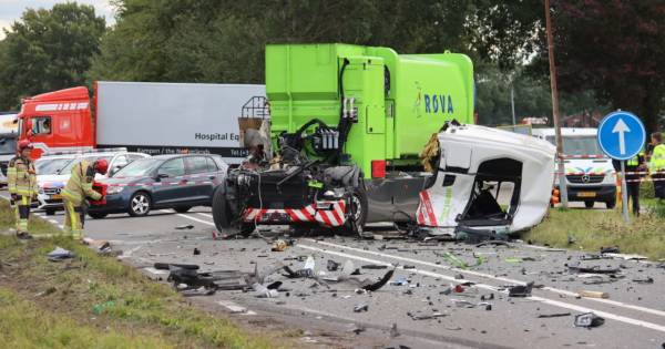 Vrachtwagenchauffeur gewond afgevoerd na knetterharde botsing met andere truck in Vollenhove.