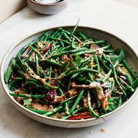 Een ‘greatest hits’-gerecht van Ottolenghi: salade van geschroeide sperziebonen