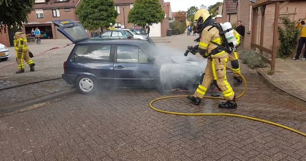 In garage gestalde auto vliegt in brand tijdens klussen
