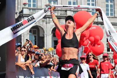 Els Visser overleefde een schipbreuk door acht uur te zwemmen, nu is ze professioneel triatleet