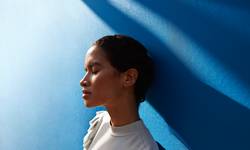 Ben je somber en moe? “Lichttherapie is de oplossing”, zegt psycholoog Annelies Smolders