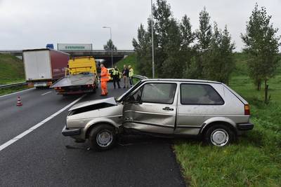 Automobilist verliest macht over het stuur en vliegt uit de bocht bij knooppunt Ewijk