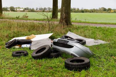 Auto-onderdelen en adressen gedumpt in Beers
