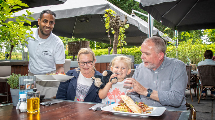 Oma Ineke en opa John Ooms lunchen met kleindochter Lotte (4) op het terras van 't Graanhuys in Zevenhuizen.