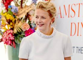 Prinses Mabel toont lef met jurken van déze ontwerpers