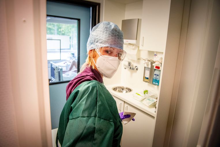 Live – Tourbaas roept toeschouwers op mondkapje te dragen | Spanje telt in één etmaal 3.715 nieuwe b