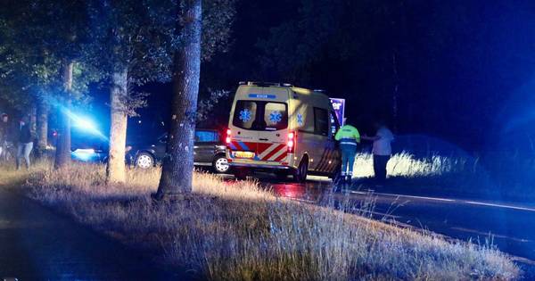 Auto botst tegen boom tussen Rossum en Oldenzaal, N736 dicht - Tubantia