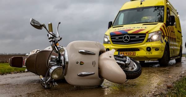 Snorscooter glijdt weg bij Langeweg, bestuurder gewond