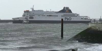 Ferry met 300 passagiers gestrand op zandbank in haven Calais