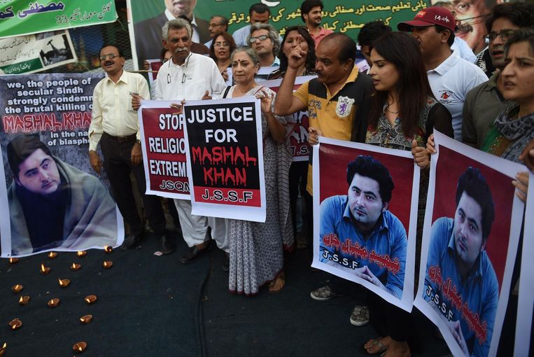 Demonstranten met posters van de vermoorde student Mashal Khan vast. Beeld afp