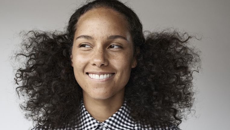 Sproetjes en pluizig haar: Alicia Keys gaat tegenwoordig make-uploos door het leven. Ze zegt zelf dat die beslissing geen oordeel inhoudt. Beeld Zoltan Tombor