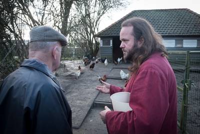 Boeddhist Trizin vangt 'in alle rust' tientallen gedumpte kippen in Elst