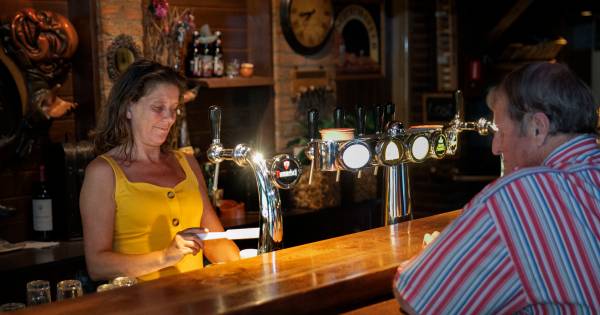 Gezichten van de horeca: biertje en luisterend oor voor de gasten van de Dommelstroom - Eindhovens D