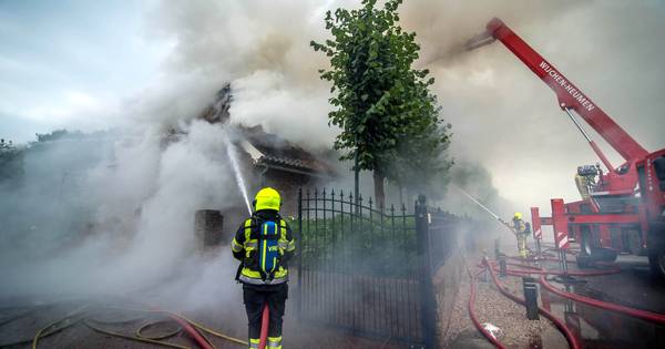 Grote brand in dak woning door blikseminslag in Hernen