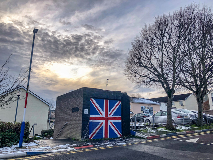 De Britse vlag op een elektriciteitshuisje in het Noord-Ierse stadje Londonderry.